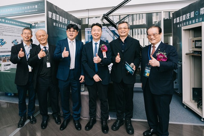 交通部長陳世凱關心台北科大集電弓研發,並與蘇程裕教授(右二)、李春穎教授(左一)合影。圖/鐵道局提供