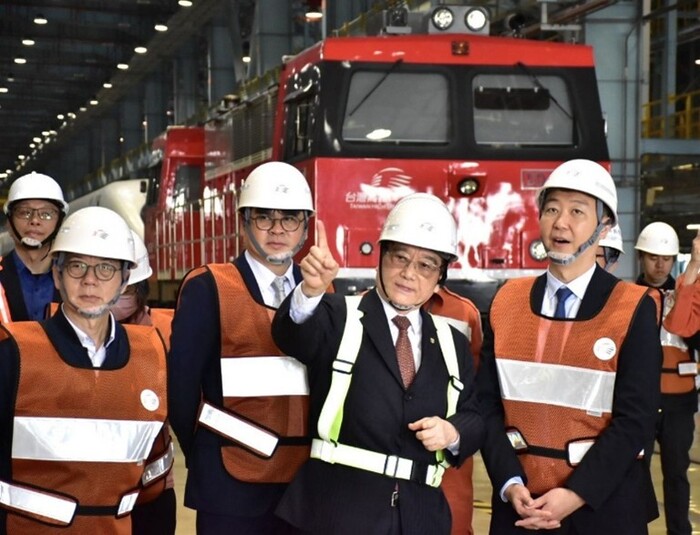 台灣高鐵董事長鄭光遠(右二)向部長陳世凱(右一)介紹國產維修工程車。圖/鐵道局提供